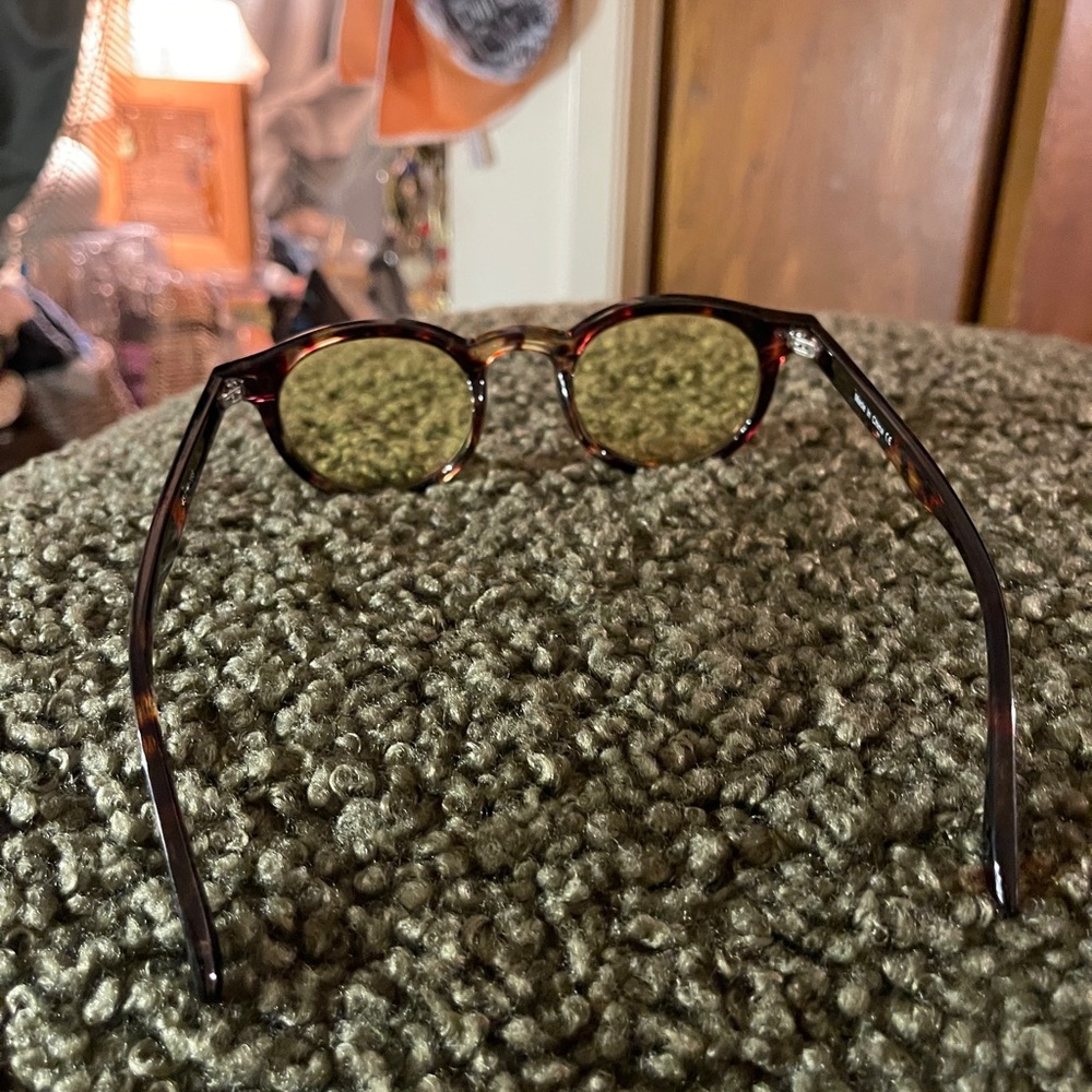 Tortoise Shell Sunglasses‎ - Picture 3 of 5